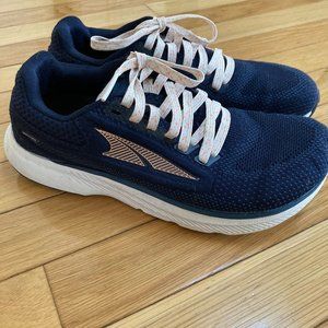 Women's Altra Escalante size 6.5 in Navy/Coral